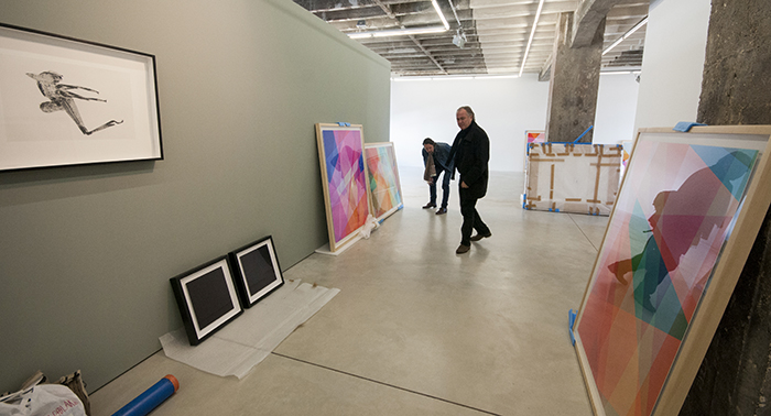 Timothy Persons ja Niko Luoma rakentamassa näyttelyä Berliinin-galleriassa 2013. Kuva: Meela Leino.